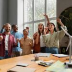 ferias-coletivas-funcionarios-felizes-freepik