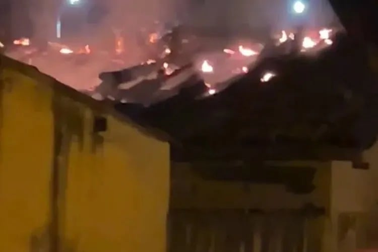 h70lINLL-casa-incendiada