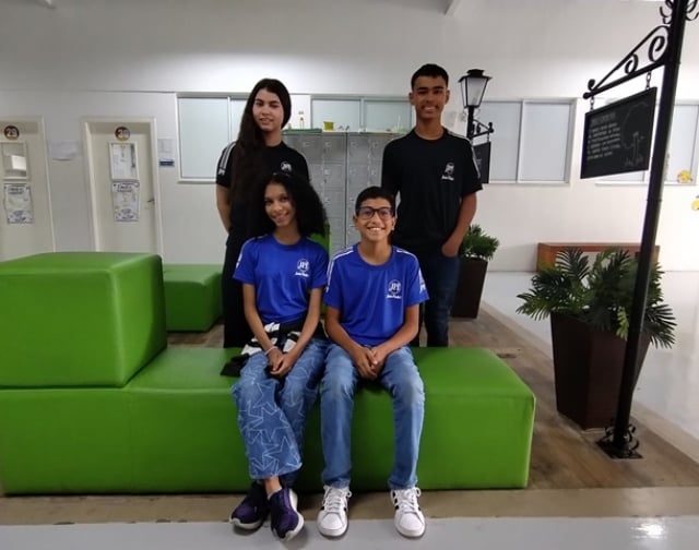 pWQIXv81-De-pe-Clara-e-Joao-Lucas.-Sentados-Sophia-e-Luiz-Gustavo