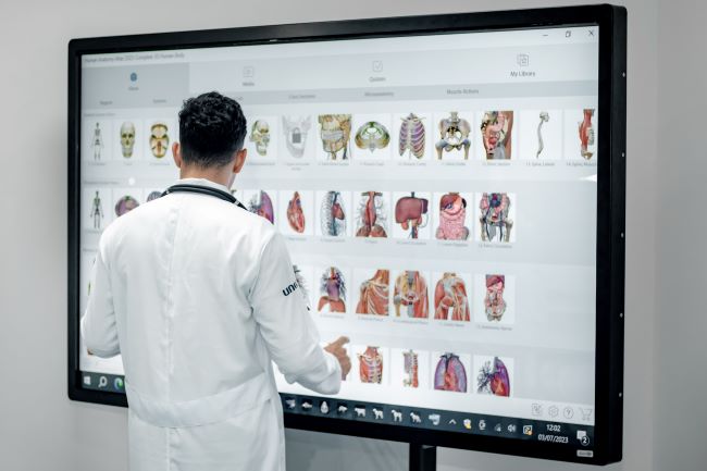72EljQzV-Estudante_Mesa-anatomica-UNEX