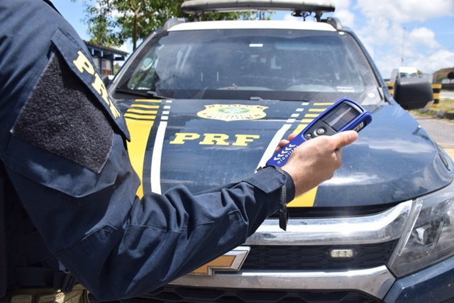 Teste-do-bafometro-PRF-ACidente-Embriaguez-Foto-PRf