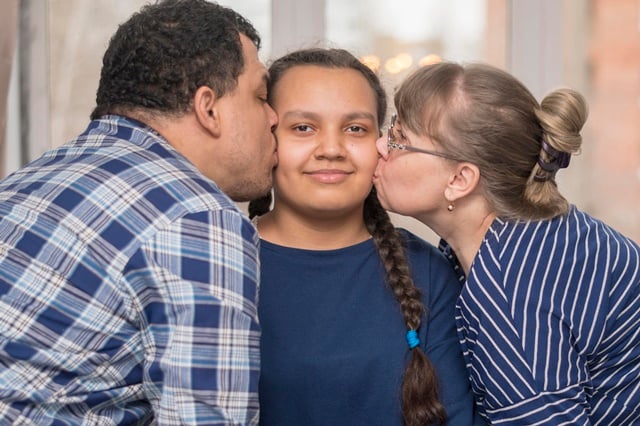 adolescentes_freepik_parents-kissing-daughter