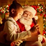 crianca-papai-noel-presente-natal-foto-freepik