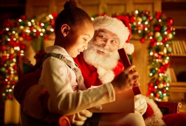 crianca-papai-noel-presente-natal-foto-freepik