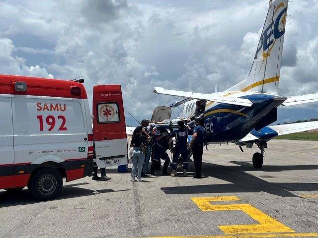 crianca-que-soreviveu-a-acidente-e-transferida-de-aviao-2