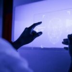 designer-usando-uma-tecnologia-futurista-de-tela-de-tablet-digital-transparente-IA-FREEPIK