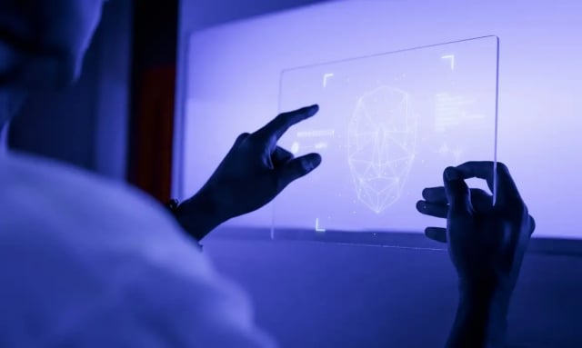 designer-usando-uma-tecnologia-futurista-de-tela-de-tablet-digital-transparente-IA-FREEPIK
