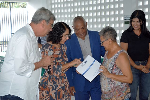 escrituras-sao-entregues-a-familias-do-Nucleo-Habitacional-III