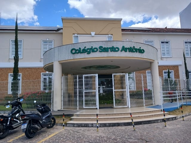 gXSmebOg-Colegio-Santo-Antonio-ft-ney-silva-acorda-cidade