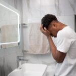 homem-de-tiro-medio-no-banheiro-se-sentindo-traido_23-2149319622