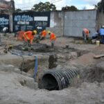 homens-trabalhando-drenagem-agua-chuva-trabalhador-escavacao-foto-Valto-Soares