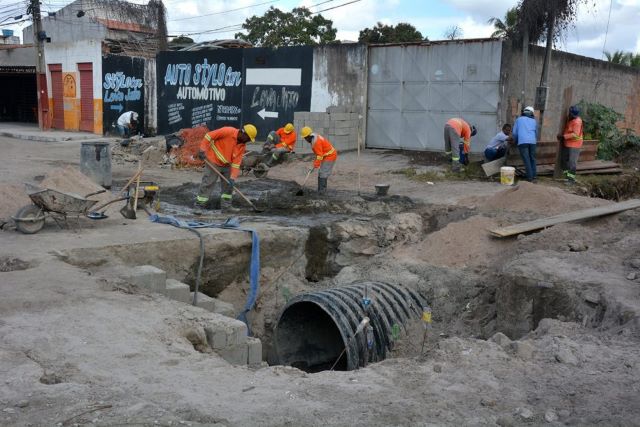 homens-trabalhando-drenagem-agua-chuva-trabalhador-escavacao-foto-Valto-Soares