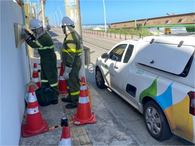 inspencao-equipe-coelba-corte-de-energia-verificacao-foto-divulgacao