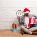 jovem-homem-louco-celebrando-o-natal-em-sua-casa_1187-8074