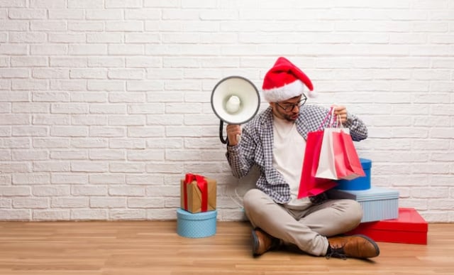 jovem-homem-louco-celebrando-o-natal-em-sua-casa_1187-8074
