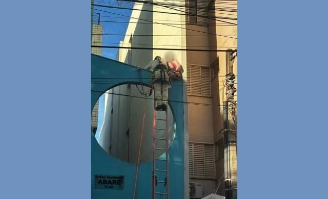 mulher-predio-maringa-foto-corpo-de-bombeiros-