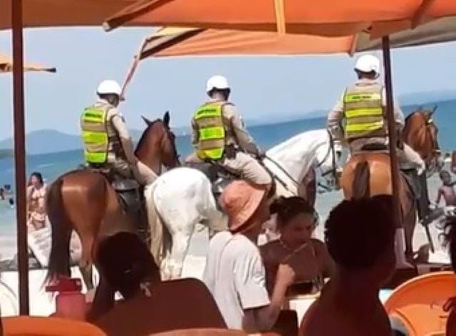 policia-resgata-crianca-praia-de-cabucu