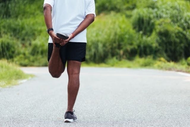 saude-corrida-caminhada-tenis-perna-equilibrio-foto-freepik