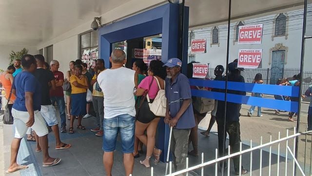 81ZZGXzC-pessoas-na-frente-agencia-caixa-economica-federal-banco-de-feira-de-santana-foto-paulo-jose-acorda-cidade-03