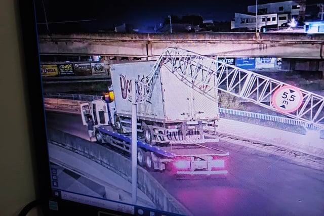 Caminhao-Derruba-Portico-do-Viaduto-Miraldo-Gomes-fotos-Divulgacao-SMT-6-Copia
