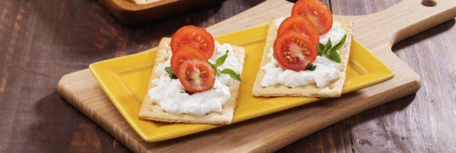 Delicita-Personal-Cracker-com-Creme-de-Queijo-e-Tomatinho-01