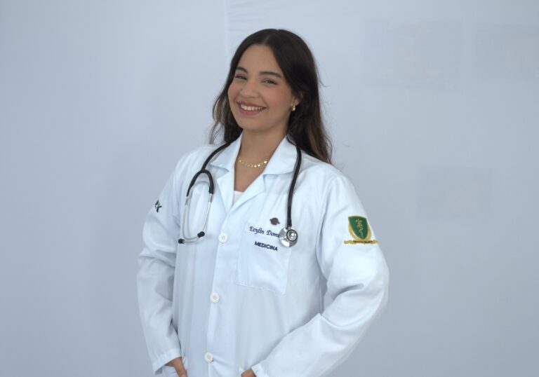 Evylin-Dominyck-estudante-de-Medicina-da-UnexMED-contemplada-pelo-Fies