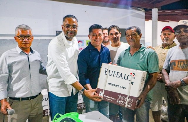 Marcio-Marinho-entrega-100-motores-de-rabeta-para-pescadores-da-cidade-de-Sento-Se-BA