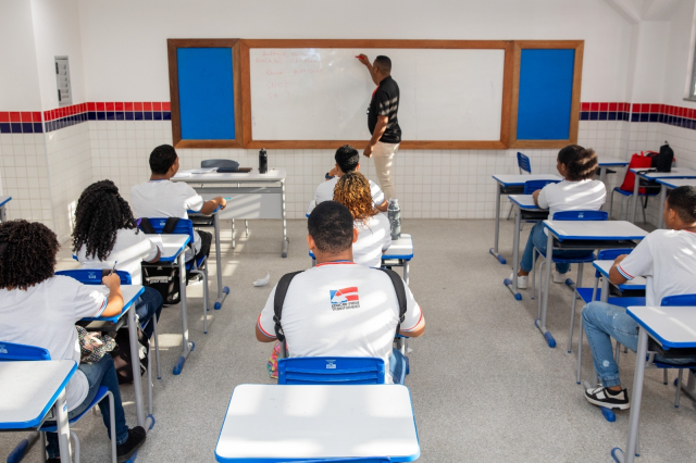 OnH2R5cI-professor-sala-de-aula-rede-estadual-foto-sec