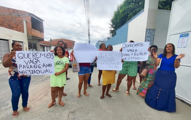 Pais-realizam-manifestacao-para-reivindicar-vagas-para-o-6o-ano-em-colegio-na-rede-estadual-ft-paulo-jose-acorda-cidade3