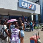 RtXcGoMn-pessoas-na-frente-agencia-caixa-economica-federal-banco-de-feira-de-santana-foto-paulo-jose-acorda-cidade-01
