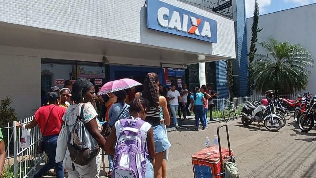 RtXcGoMn-pessoas-na-frente-agencia-caixa-economica-federal-banco-de-feira-de-santana-foto-paulo-jose-acorda-cidade-01