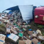acidente-caminhao-veiculo-tombado-cigarros-contrabandeados-foto-reproducao-achei-sudoeste