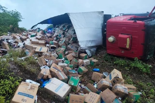 acidente-caminhao-veiculo-tombado-cigarros-contrabandeados-foto-reproducao-achei-sudoeste