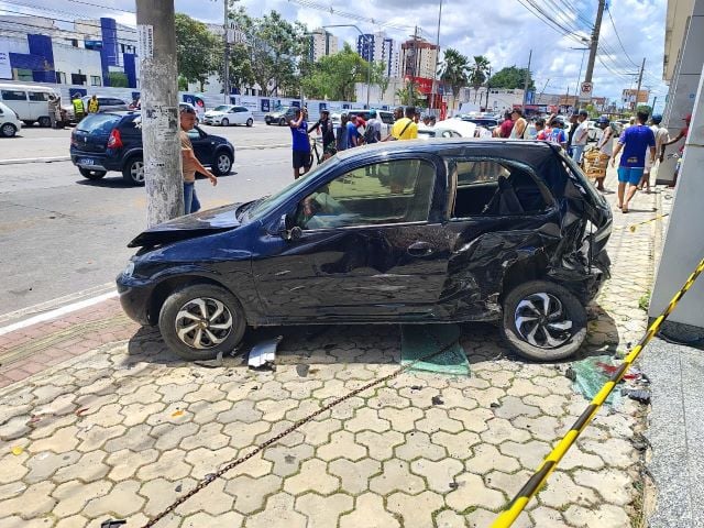 engavetamento-avenida-joao-durval-foto-ed-santos-acorda-cidade04