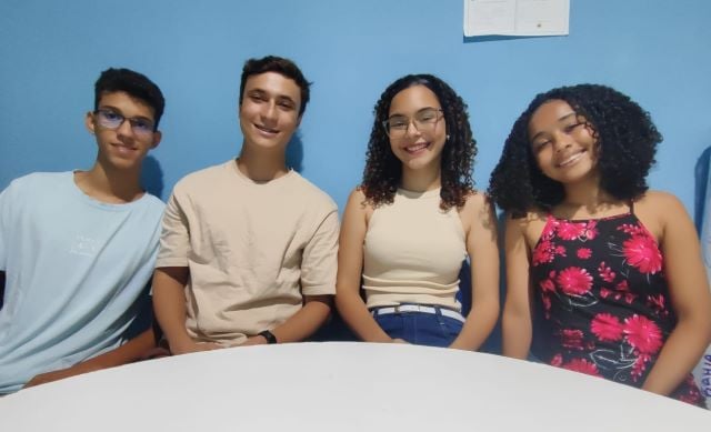 estudantes-redacao-enem-Samuel-Lima-Brito-Yasmim-Barros-de-Souza-Evelyn-do-Vale-Nascimento-Victor-Cabral-Ribeiro-colegio-Estadual-Ernesto-Carneiro-foto-ed-santos-acorda-cidade