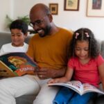 homem-de-tiro-medio-e-criancas-lendo-quadrinhos-em-casa-freepik
