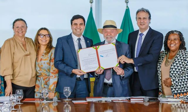 lula-presidente-ministro-da-educacao-camilo-santana-foto-Ricardo-Stuckert-PR