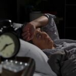 mulher-idosa-deprimida-deitada-na-cama-nao-consegue-dormir-de-insonia_freepik