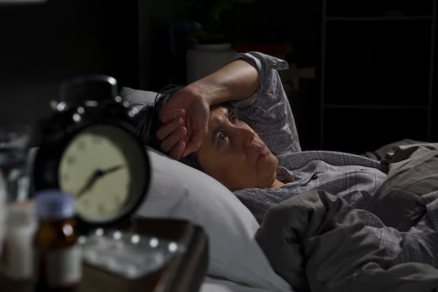 mulher-idosa-deprimida-deitada-na-cama-nao-consegue-dormir-de-insonia_freepik