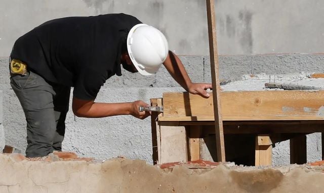pedreiro-construcao-civil-obra-cabacete-foto-Fernando-Frazao-Agencia-Brasil