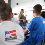 professora-em-sala-de-aula-Foto-Fernando-Vivas-GOVBA-1-696x464-1