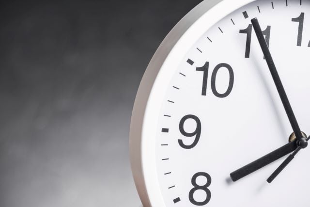 relogio-tempo-horas-extras-foto-freepik