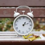 relogio-vintage-branco-em-um-banco_106434-4189-tempo-freepik