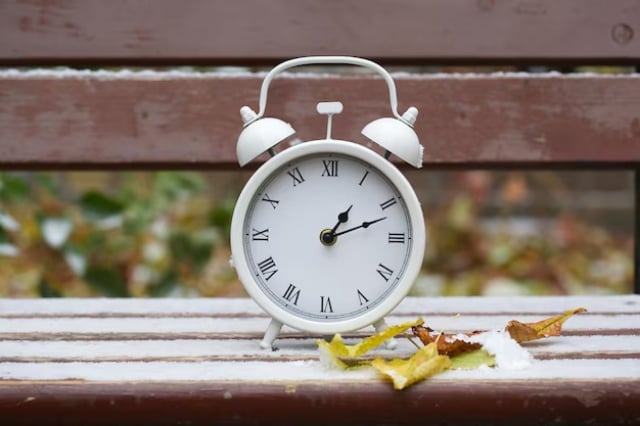 relogio-vintage-branco-em-um-banco_106434-4189-tempo-freepik