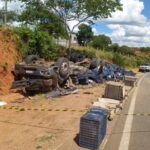 3076-achei-sudoeste-caetite-caminhao-carregado-com-mangas-capota-na-br-030