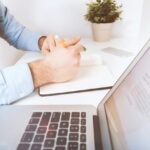KsREYs0e-cursos-computador-escritorio-Creditos-Jeshoots.com-Unsplash