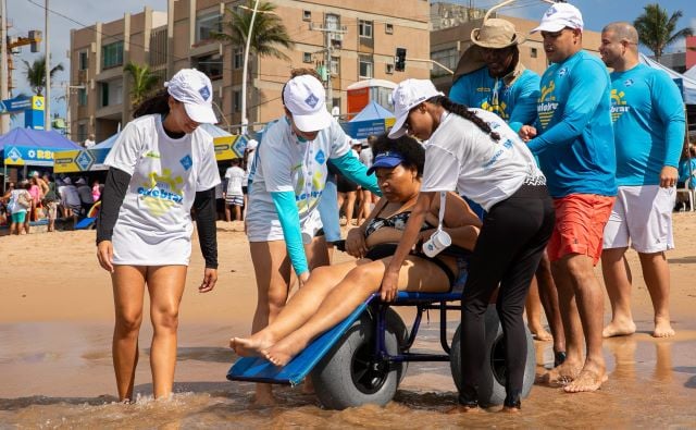 ParaPraia-fotos-IracemaChequer-11-banho-de-mar-para-pessoas-com-deficiencia