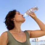 beber-agua-freepik