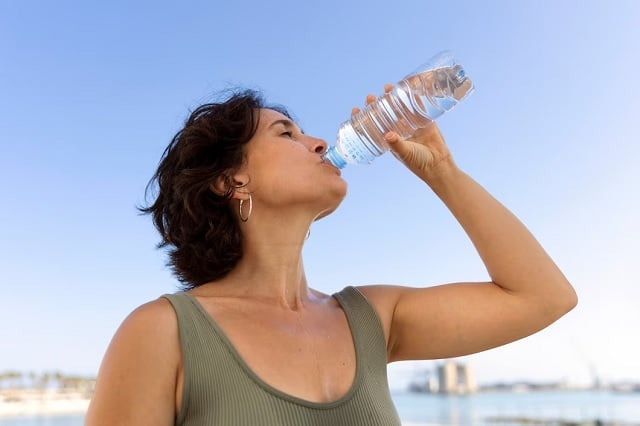 beber-agua-freepik