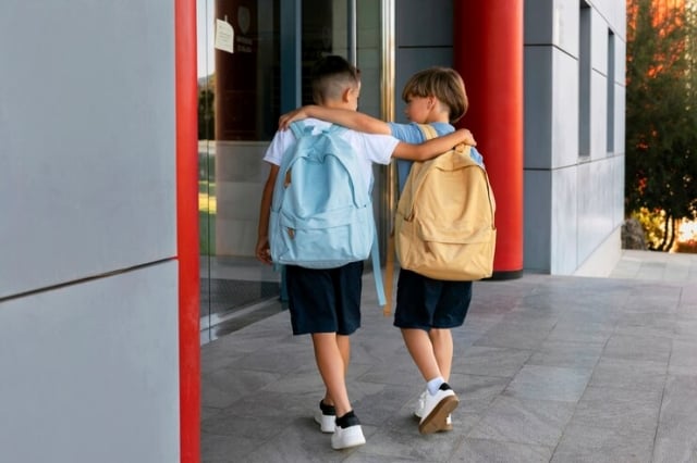 criancas-peso-mochila-freepik